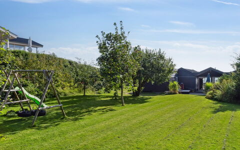 Iivari - 70M from the Sea: Gras, Garten, Strauch, Rasen, Grundstueck, Schatten, Ground, Garten
