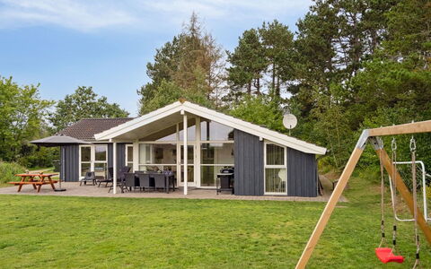 Thjodulf - 300M from the Sea: Zuhause, Dach, Hütte, Estate, Rasen, Gartenbauten, Schatten, Landscaping, Bauernhaus, Veranda