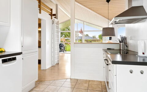 Thjodulf - 300M from the Sea: Flooring, Küche, Interior Design, Fussboden, Möbel, Countertop, Holz, Decke, Cabinetry, Holzboden