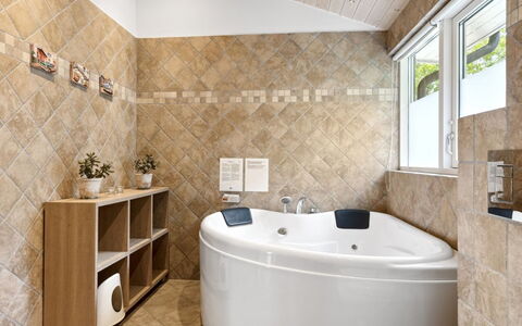 Thjodulf - 300M from the Sea: Armatur, Flooring, Interior Design, Fussboden, Badezimmer, Badewanne, Decke, Installation, Fliese, Zapfhahn