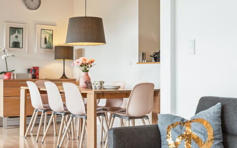 Thjodulf - 300M from the Sea: Möbel, Interior Design, Flooring, Holz, Fussboden, Stuhl, Küche & Esszimmer Tisch, Tabelle, Zimmer, Esszimmer