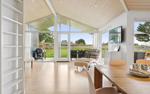 Thjodulf - 300M from the Sea: Decke, Flooring, Interior Design, Fussboden, Wohnzimmer, Zimmer, Holzboden, Stuhl, Hartholz