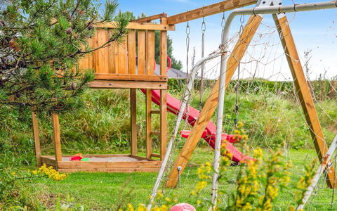 Thjodulf - 300M from the Sea: Spielmittel, Spielplatz Rutsche, Garten, Hinterhof, Leiter, Rasen, Rutsche, Garten, Spielplatz