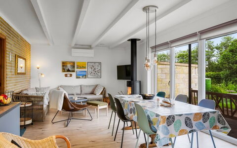 Othinkarl - 1Km from the Sea: Möbel, Interior Design, Stuhl, Tabelle, Flooring, Holz, Decke, Küche & Esszimmer Tisch, Fussboden, Esszimmer