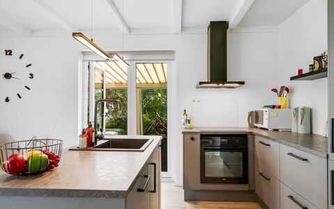 Othinkarl - 1Km from the Sea: Küche, Countertop, Küchengerät, Interior Design, Möbel, Cabinetry, Holz, Major Appliance, Haushaltsgerät, Flooring