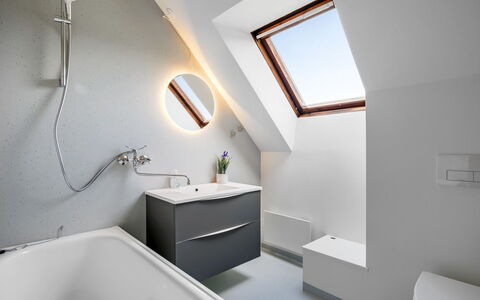 Othinkarl - 1Km from the Sea: Armatur, Interior Design, Flooring, Decke, Fussboden, Badezimmer, Zapfhahn, Installation, Sinken, Light Fixture