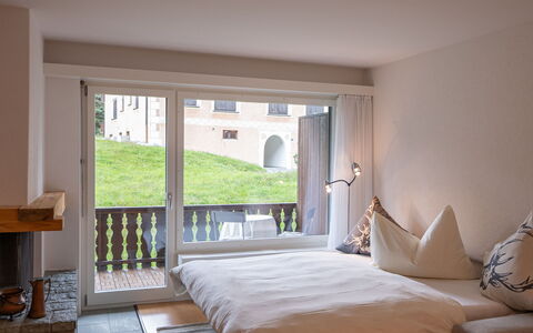 Pontresina 15: Möbel, Gebäude, Komfort, Fenster, Tabelle, Holz, Textil, Schatten, Kissen