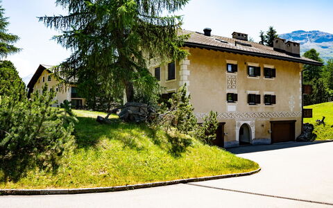 Pontresina 15: Gebäude, Pflanze, Himmel, Fenster, Baum, Haus, Grundstueck, Hütte, Nachbarschaft, Strassenbelag