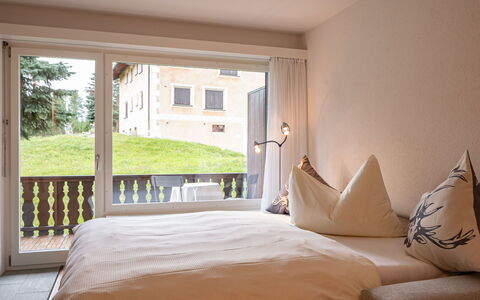 Pontresina 15: Möbel, Eigentum, Pflanze, Gebäude, Komfort, Fenster, Holz, Textil, Interior Design, Schatten