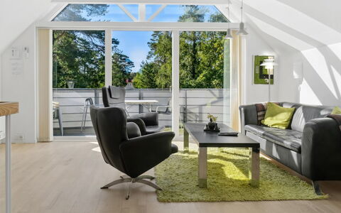 Sophy - 150M from the Sea: Möbel, Interior Design, Flooring, Holz, Fussboden, Decke, Holzboden, Stuhl, Tabelle, Beleuchtung