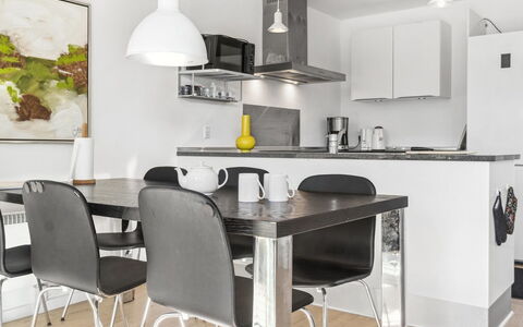 Sophy - 150M from the Sea: Möbel, Interior Design, Flooring, Holz, Fussboden, Decke, Holzboden, Stuhl, Tabelle, Beleuchtung