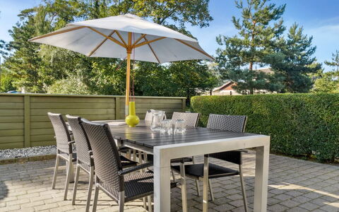 Sophy - 150M from the Sea: Möbel, Interior Design, Flooring, Holz, Fussboden, Decke, Holzboden, Stuhl, Tabelle, Beleuchtung