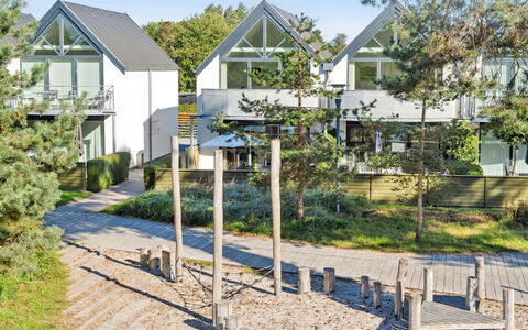 Sophy - 150M from the Sea: Möbel, Interior Design, Flooring, Holz, Fussboden, Decke, Holzboden, Stuhl, Tabelle, Beleuchtung