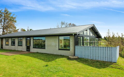 Skyler - 400M from the Sea: Dach, Zuhause, Hütte, Estate, Gartenmöbel, Garten, Tisch Im Freien, Hof, Hinterhof, Villa