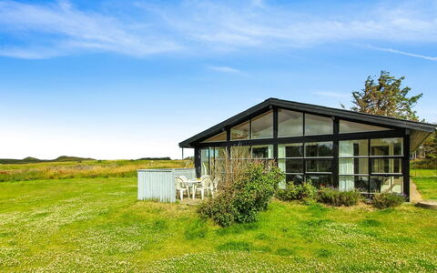 Skyler - 400M from the Sea: Dach, Zuhause, Hütte, Estate, Gartenmöbel, Garten, Tisch Im Freien, Hof, Hinterhof, Villa