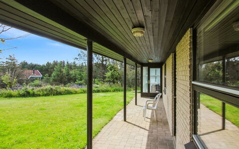 Skyler - 400M from the Sea: Rasen, Garten, Veranda, Estate, Schatten, Landscaping, Bauernhaus, Garten, Design, Abstellgleis