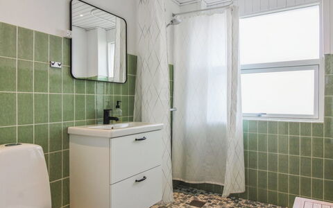 Skyler - 400M from the Sea: Flooring, Wand, Armatur, Fussboden, Interior Design, Badezimmer, Installation, Fliese, Toilette, Sinken