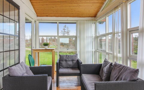 Skyler - 400M from the Sea: Möbel, Holz, Interior Design, Flooring, Fussboden, Decke, Veranda, Stuhl, Zuhause, Couch