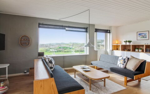Skyler - 400M from the Sea: Möbel, Interior Design, Flooring, Couch, Fussboden, Wohnzimmer, Decke, Zimmer, Beleuchtung, Zuhause
