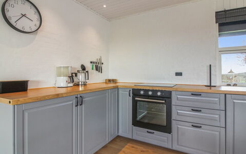 Skyler - 400M from the Sea: Flooring, Cabinetry, Holz, Küche, Countertop, Interior Design, Fussboden, Küchengerät, Schublade, Möbel
