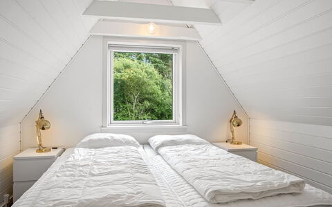 Gorjan - 1.2Km from the Sea: Schlafzimmer, Holz, Bett, Bedding, Decke, Bettdecke, Interior Design, Fussboden, Flooring, Bettrahmen