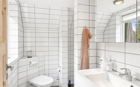 Gorjan - 1.2Km from the Sea: Flooring, Interior Design, Armatur, Fussboden, Fliese, Badezimmer, Installation, Sinken, Zapfhahn