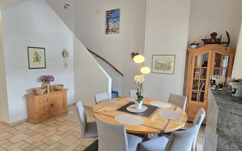 Ferienwohnung Kinsella: Möbel, Interior Design, Flooring, Stuhl, Fussboden, Tabelle, Holz, Esszimmer, Küche & Esszimmer Tisch, Zimmer