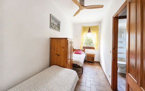 Pals 750: Möbel, Bett, Flooring, Fussboden, Wand, Schlafzimmer, Interior Design, Holz, Decke, Bettdecke
