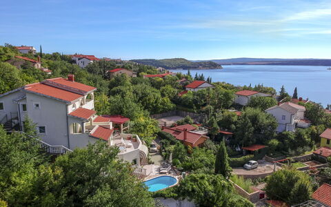 Crikvenica Jadranovo 180: Himmel, Wasser, Gebäude, Eigentum, Azurblau, Wolke, Fenster, Baum, Vegetation, Haus
