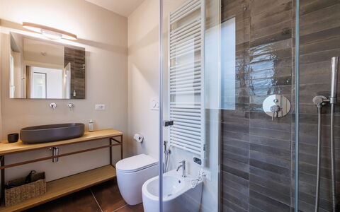 Casa Gallo - Roero - Langhe, Piemonte: Armatur, Spiegel, Zapfhahn, Sinken, Eigentum, Badezimmer, Lila, Gebäude, Interior Design, Bad Sink