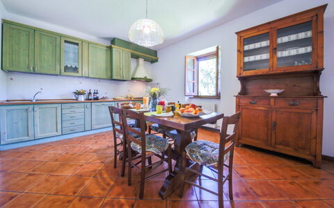 Villa Niccone: Möbel, Tabelle, Cabinetry, Holz, Stuhl, Beleuchtung, Interior Design, Countertop, Küche, Flooring