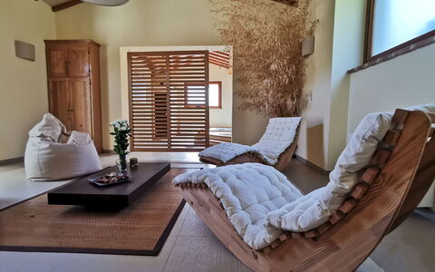 Villa Niccone: Möbel, Eigentum, Bilderrahmen, Komfort, Gebäude, Tabelle, Holz, Interior Design, Beleuchtung, Wohnzimmer