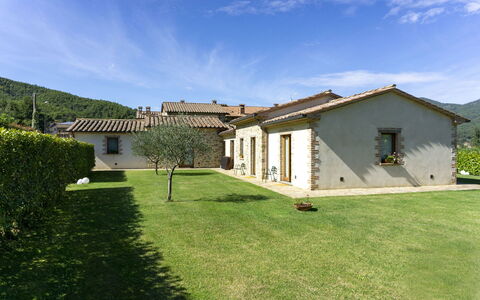 Villa Niccone: Wolke, Pflanze, Himmel, Gebäude, Fenster, Haus, Grundstueck, Gras, Landschaft