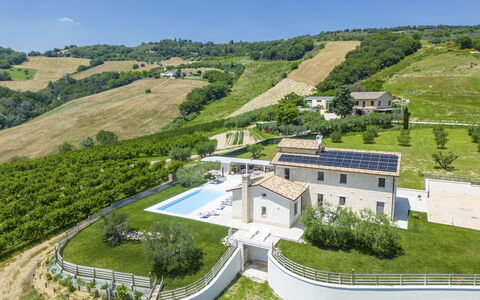 Villa Aso: Pflanze, Himmel, Eigentum, Steigung, Grundstueck, Gebäude, Baum, Urban Design, Gras, Landschaft