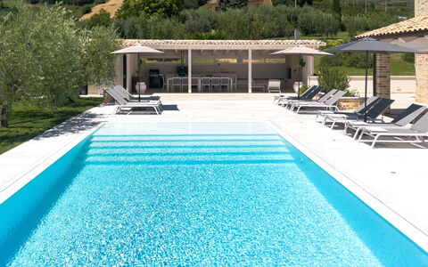 Villa Aso: Schwimmbad, Gartenmöbel, Resort, Verbundwerkstoff, Eco Hotel, Sonnenliege, Schatten, Thermae, Landscaping, Stuhl