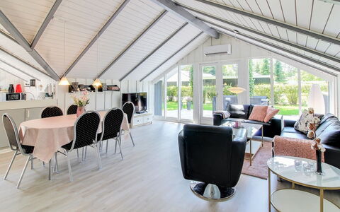 Arnsten: Decke, Interior Design, Zuhause, Light Fixture, Küche & Esszimmer Tisch, Stuhl, Wohnzimmer, Dachgeschoss, Dachboden