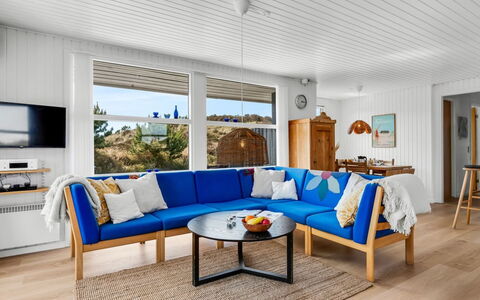 Nashota - 700M from the Sea: Holz, Interior Design, Möbel, Flooring, Fussboden, Zuhause, Wohnzimmer, Holzboden, Couch, Zimmer