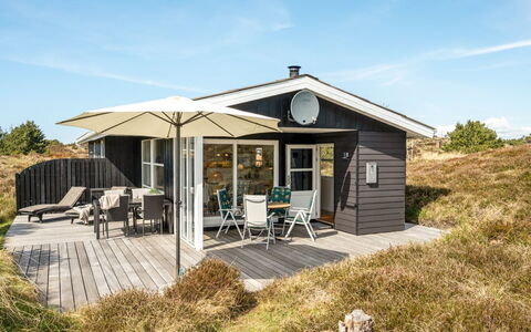Nashota - 700M from the Sea: Dach, Haus, Zuhause, Hütte, Tür, Abstellgleis, Deck, Veranda, Planke, Hartholz