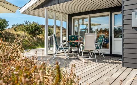 Nashota - 700M from the Sea: Dach, Haus, Zuhause, Hütte, Tür, Abstellgleis, Deck, Veranda, Planke, Hartholz
