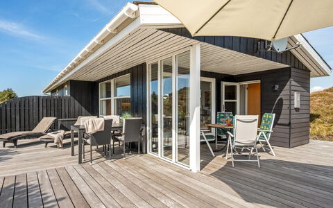 Nashota - 700M from the Sea: Dach, Haus, Zuhause, Hütte, Tür, Abstellgleis, Deck, Veranda, Planke, Hartholz