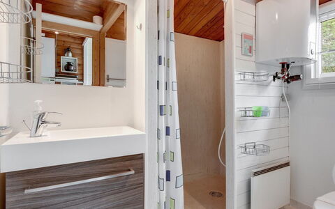 Florense - 2.5Km from the Sea: Armatur, Badezimmer, Flooring, Interior Design, Holz, Fussboden, Sinken, Zapfhahn, Installation, Bad Sink