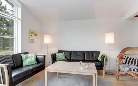 Florense - 2.5Km from the Sea: Möbel, Interior Design, Flooring, Couch, Fussboden, Holz, Wohnzimmer, Zimmer, Zuhause, Tabelle