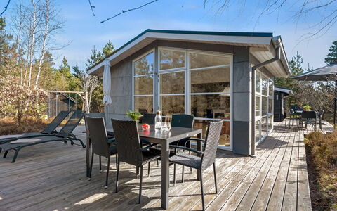 Florense - 2.5Km from the Sea: Holz, Hütte, Tür, Gartenbauten, Schatten, Hartholz, Outdoor Struktur, Veranda, Deck, Stuhl