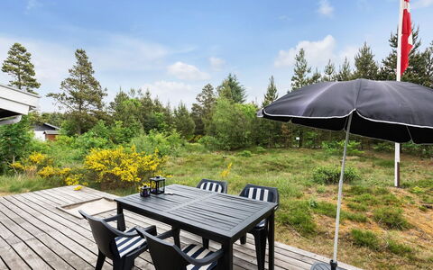 Florense - 2.5Km from the Sea: Gartenmöbel, Möbel, Tisch Im Freien, Tabelle, Grundstueck, Schatten, Stuhl, Garten, Regenschirm, Garten