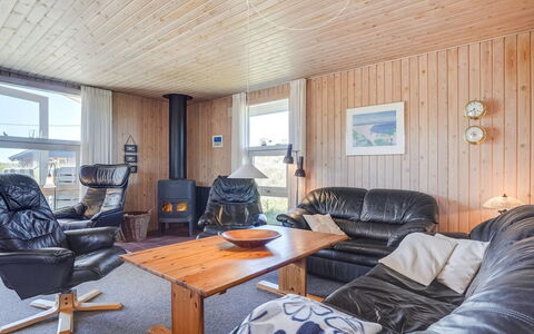 Kirsten - 800M from the Sea: Holz, Decke, Möbel, Zuhause, Tür, Hartholz, Zimmer, Wohnzimmer, Wohnung, Stuhl
