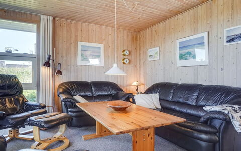 Kirsten - 800M from the Sea: Möbel, Holz, Decke, Interior Design, Wohnzimmer, Fussboden, Zuhause, Flooring, Zimmer, Couch