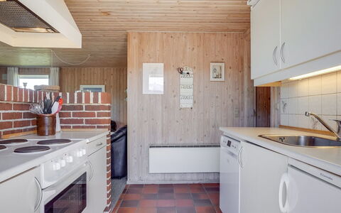 Kirsten - 800M from the Sea: Wand, Holz, Flooring, Decke, Fussboden, Küche, Interior Design, Countertop, Möbel, Cabinetry