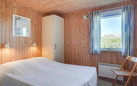 Kirsten - 800M from the Sea: Holz, Schlafzimmer, Bett, Bettdecke, Bedding, Bettrahmen, Decke, Fussboden, Hartholz, Zuhause