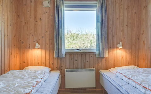 Kirsten - 800M from the Sea: Holz, Schlafzimmer, Bett, Fussboden, Bettdecke, Bedding, Bettrahmen, Decke, Hartholz, Holzbeize