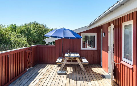 Kirsten - 800M from the Sea: Holz, Hartholz, Planke, Deck, Holzbeize, Holzboden, Schatten, Stuhl, Gartenmöbel, Balkon